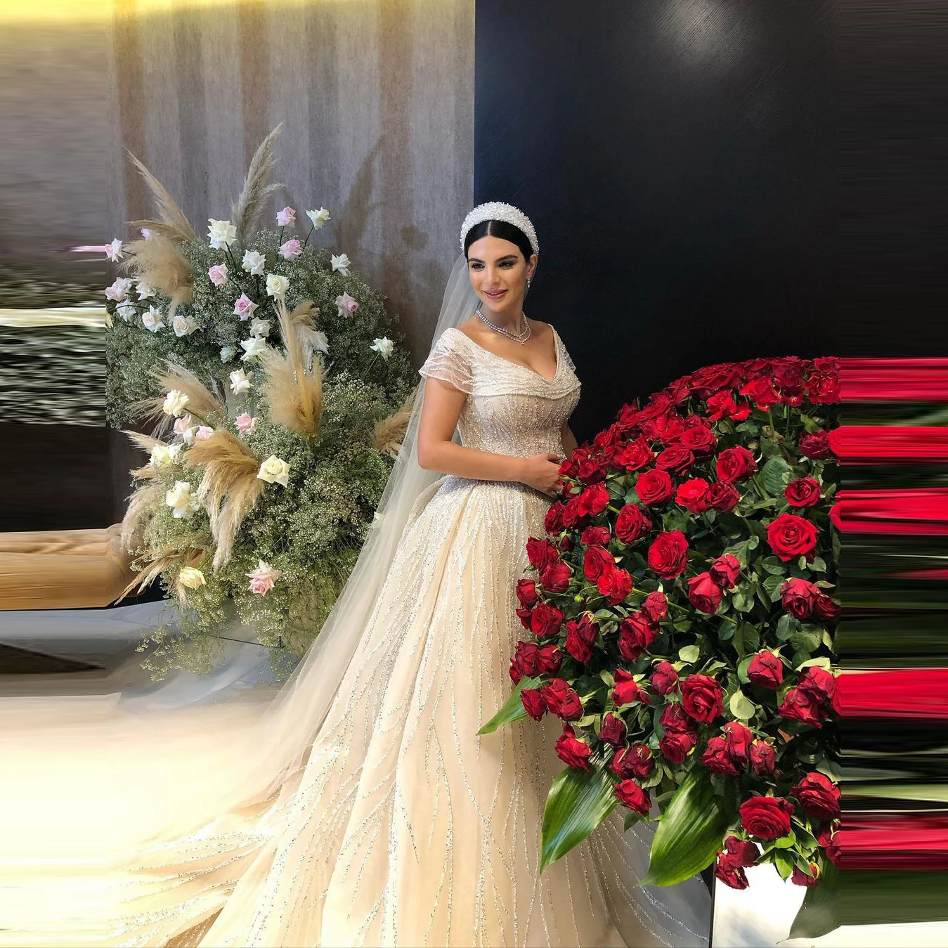 

Glitter Beaded Plus Size Wedding Dressing Gowns Short Sleeves V Neck Ball Gown Bridal Wedding Dresses In Dubai Sequins sukni