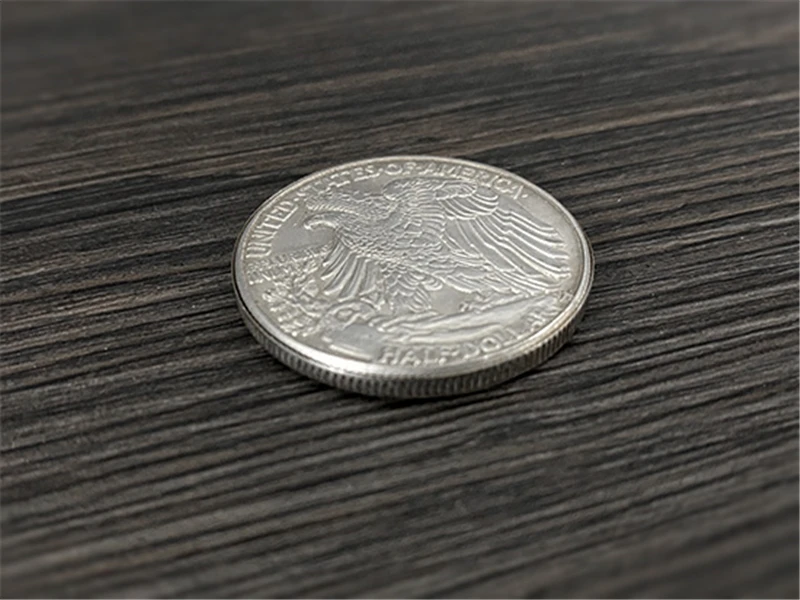 мелочь на дороге. монетка на улице. о, монетка, подниму!. иди монетку. кидание монеты.