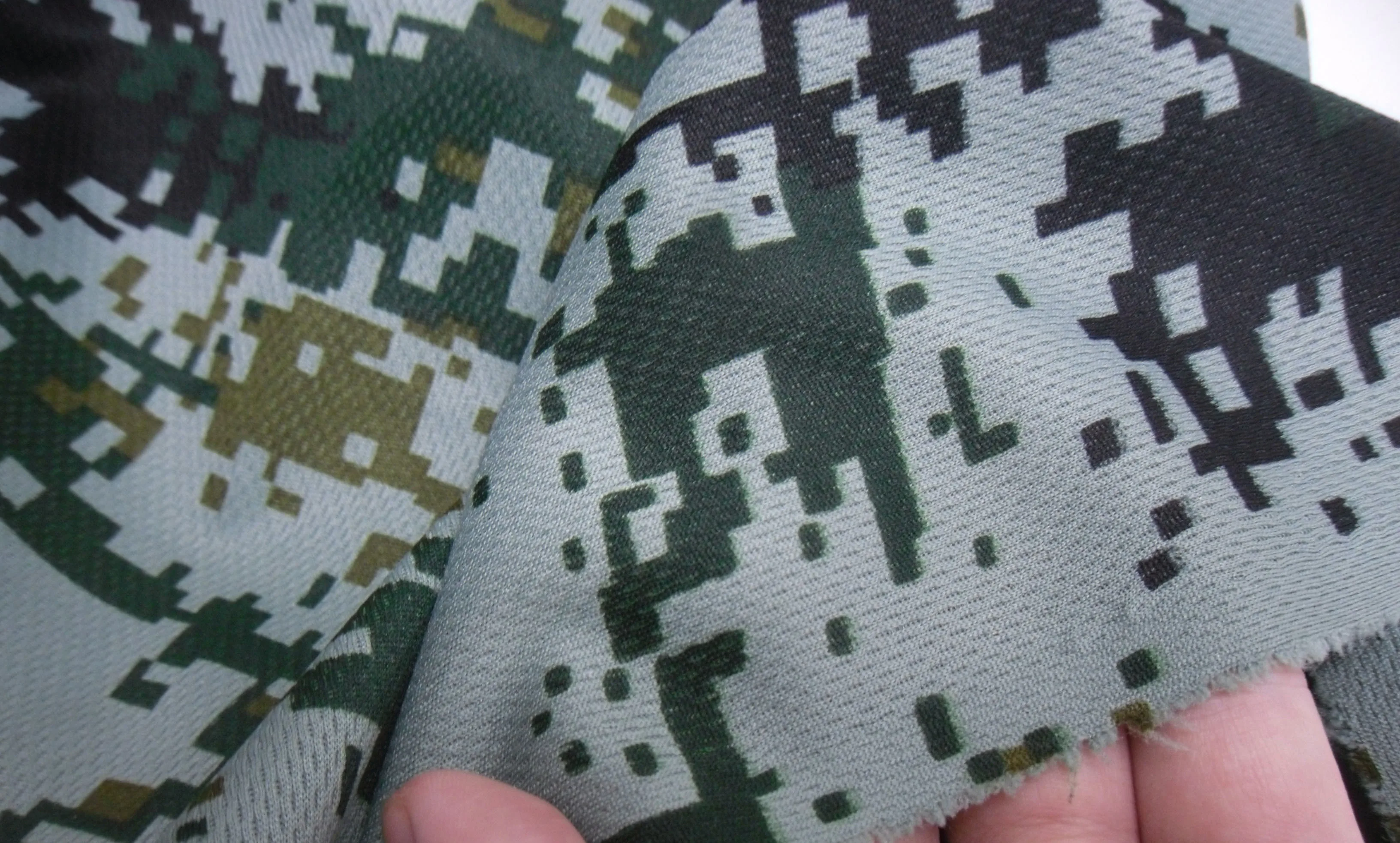 Зеленая мозаика трикотажная эластичная ткань цифровая камуфляжная хлопок