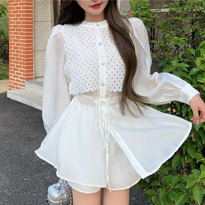 

Женский брючный костюм из блузки с длинным рукавом и шортов с поясом на резинке