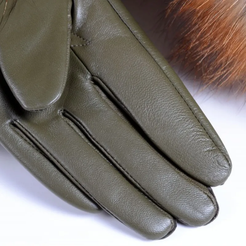 Женские кожаные перчатки с мехом енота черные красные зеленые из овчины для