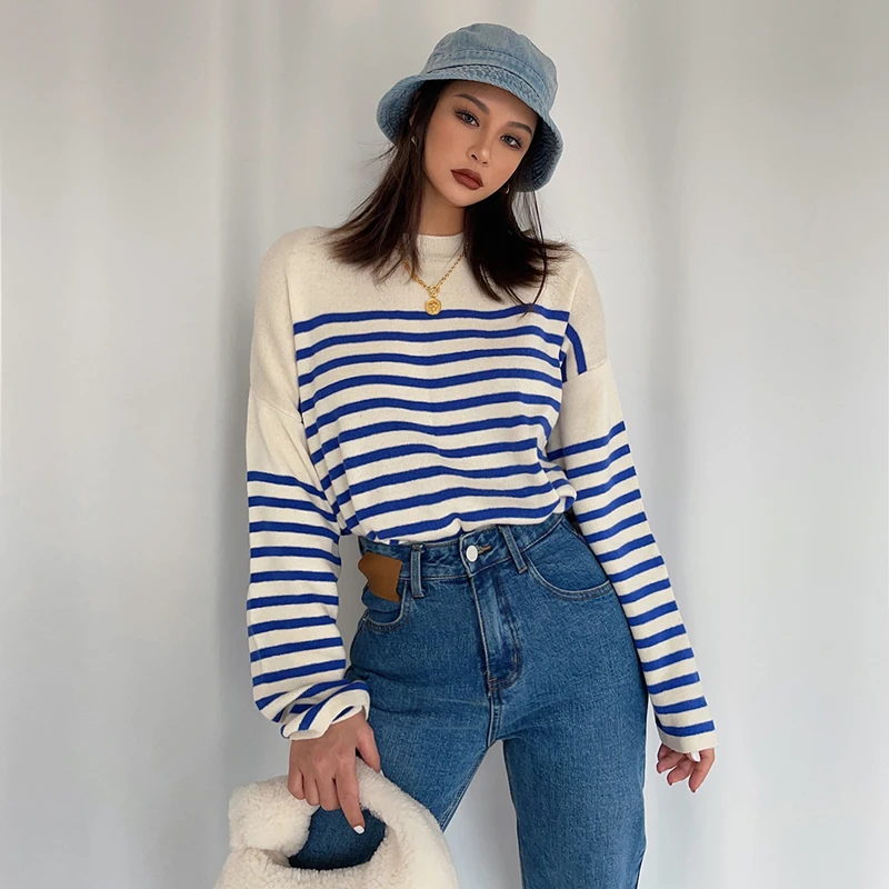 

Женский трикотажный джемпер с круглым вырезом в синюю полоску