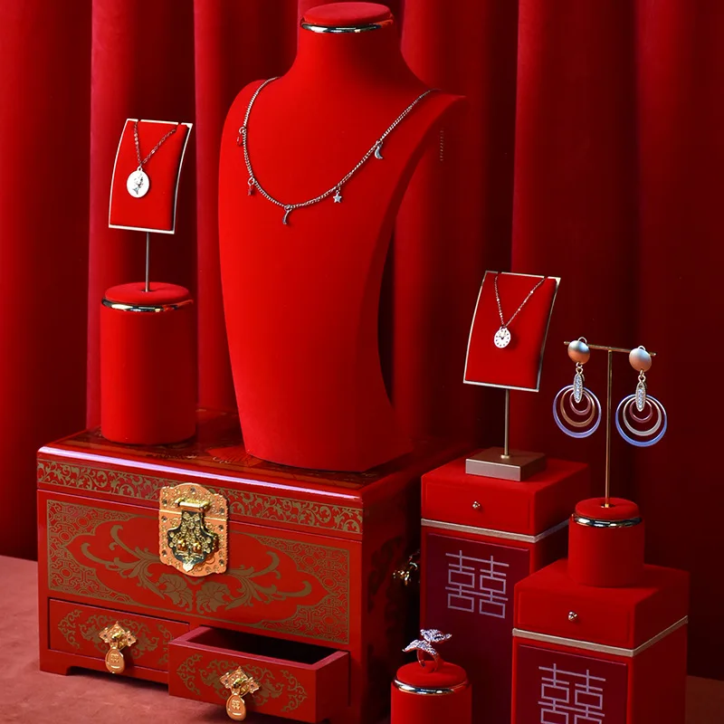 New jewelry display props, rings, earrings, necklaces, portrait models, ornaments, gold window display racks