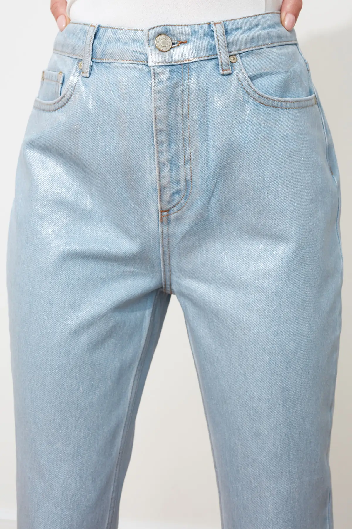 Джинсы в винтажном стиле с завышенной талией |