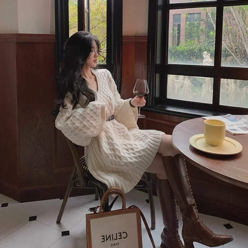 Женское трикотажное платье-свитер средней длины с V-образным вырезом | Женская