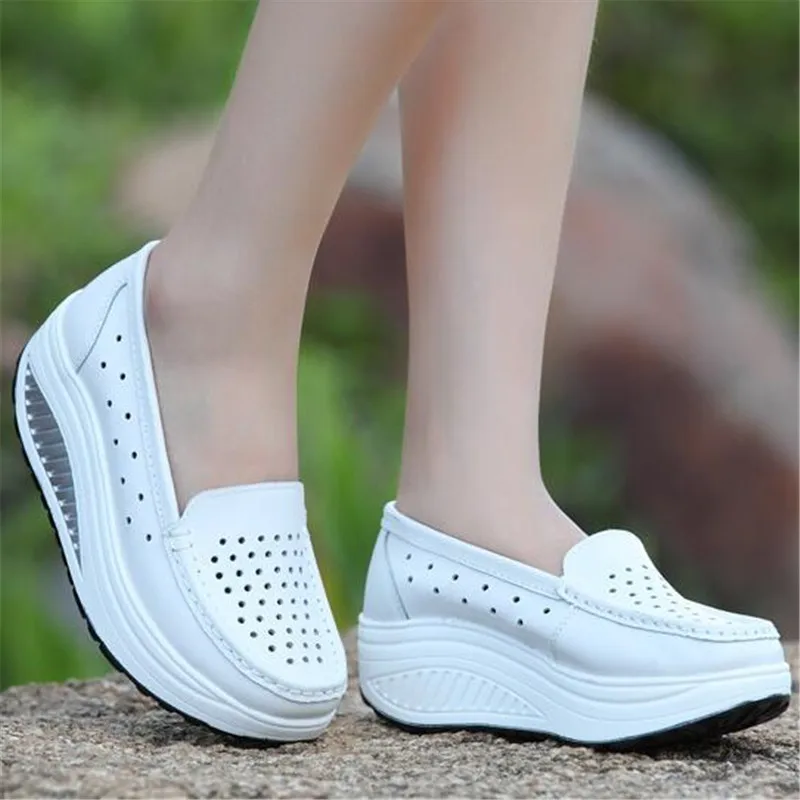 Сезон весна-лето дышащая обувь с перфорацией на белой платформе спортивная