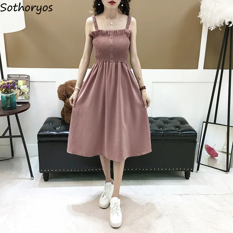 Женское платье без рукавов с вырезом лодочкой облегающее однотонное однобортное