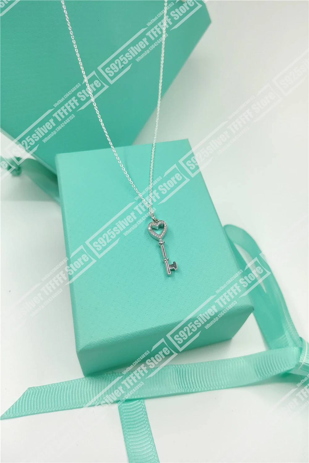 

Noble temperament heart-shaped gem-set key pendant