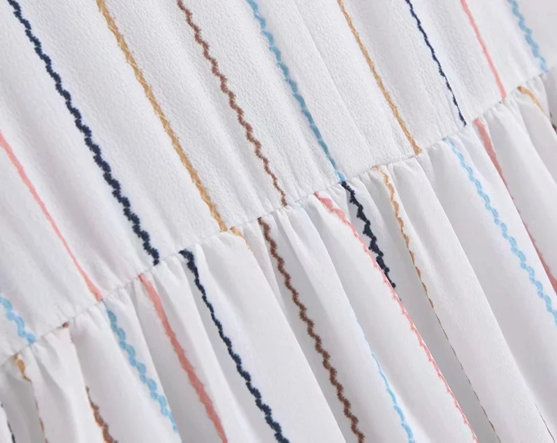 Женское льняное платье средней длины белое винтажное в полоску с v-образным