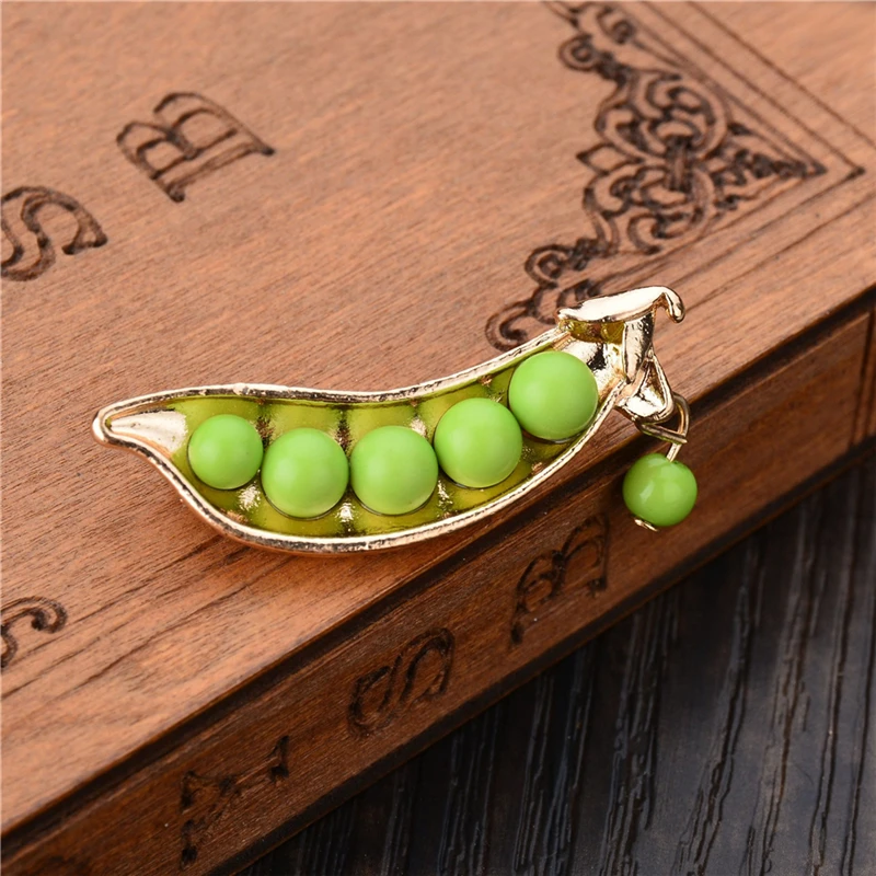 Модный свитер воротник костюмная брошь зеленая горошина золотого цвета в