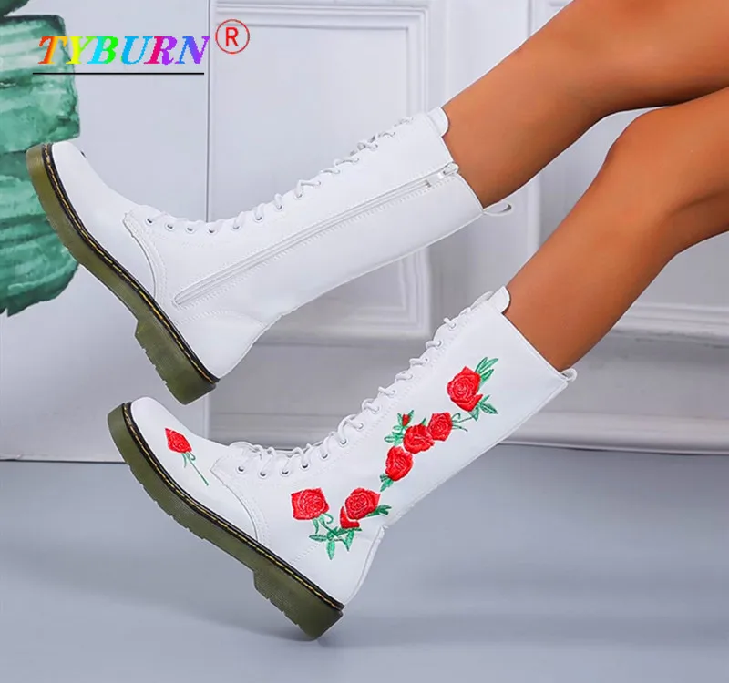 Женские сапоги из натуральной кожи черные до середины икры с вышивкой большие