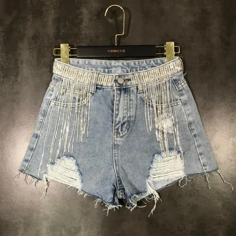 

Джинсовые шорты, с тремя дырками, с бриллиантами, пояс мозаичная цепочка