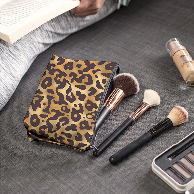 Леопардовая дизайнерская женская косметичка с 3D принтом вместительная на молнии