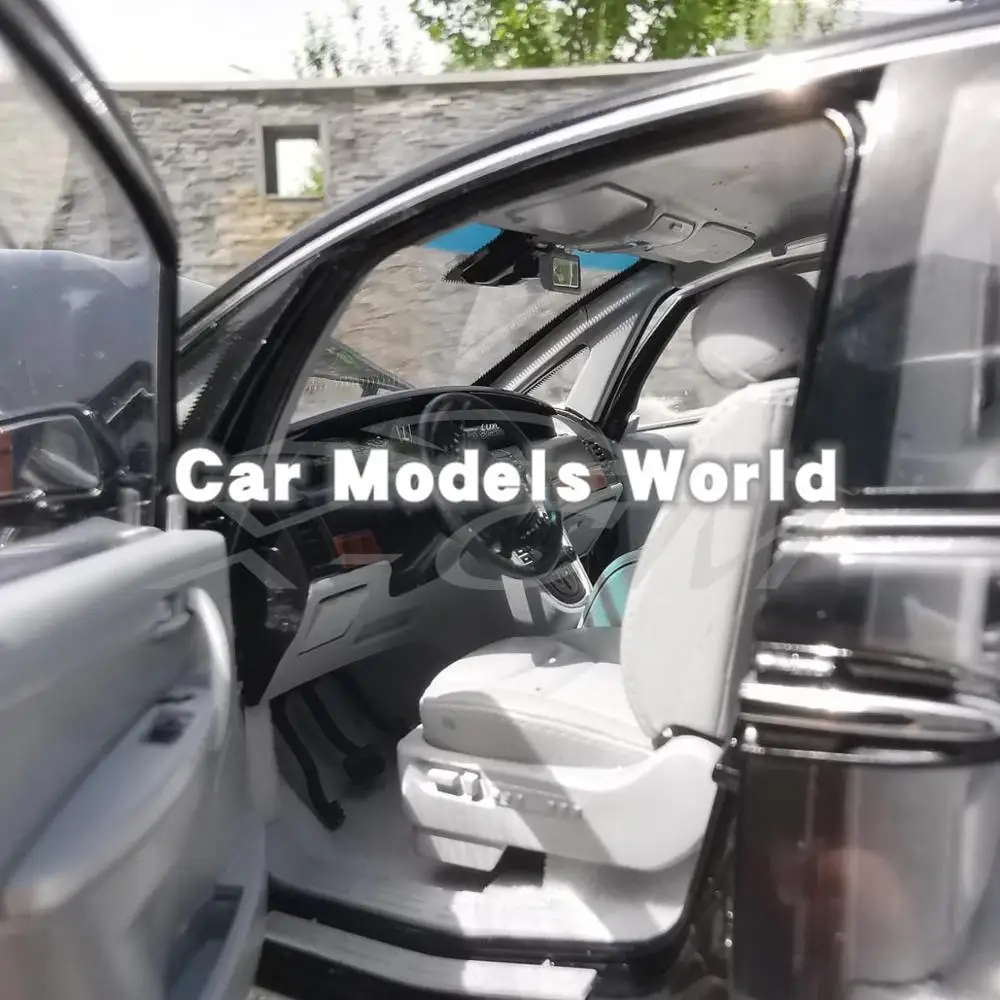 Литая под давлением модель автомобиля Dongfeng Yulong Master CEO MPV 1:18 (черный) + маленький