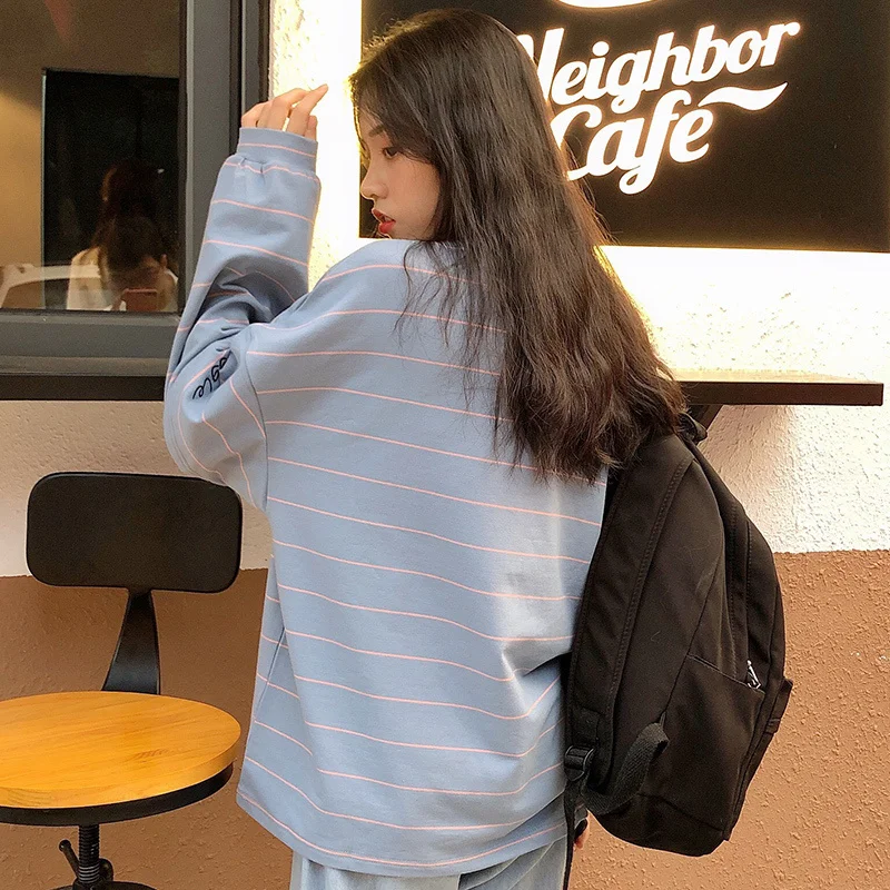 

Женский свитер в полоску с круглым вырезом