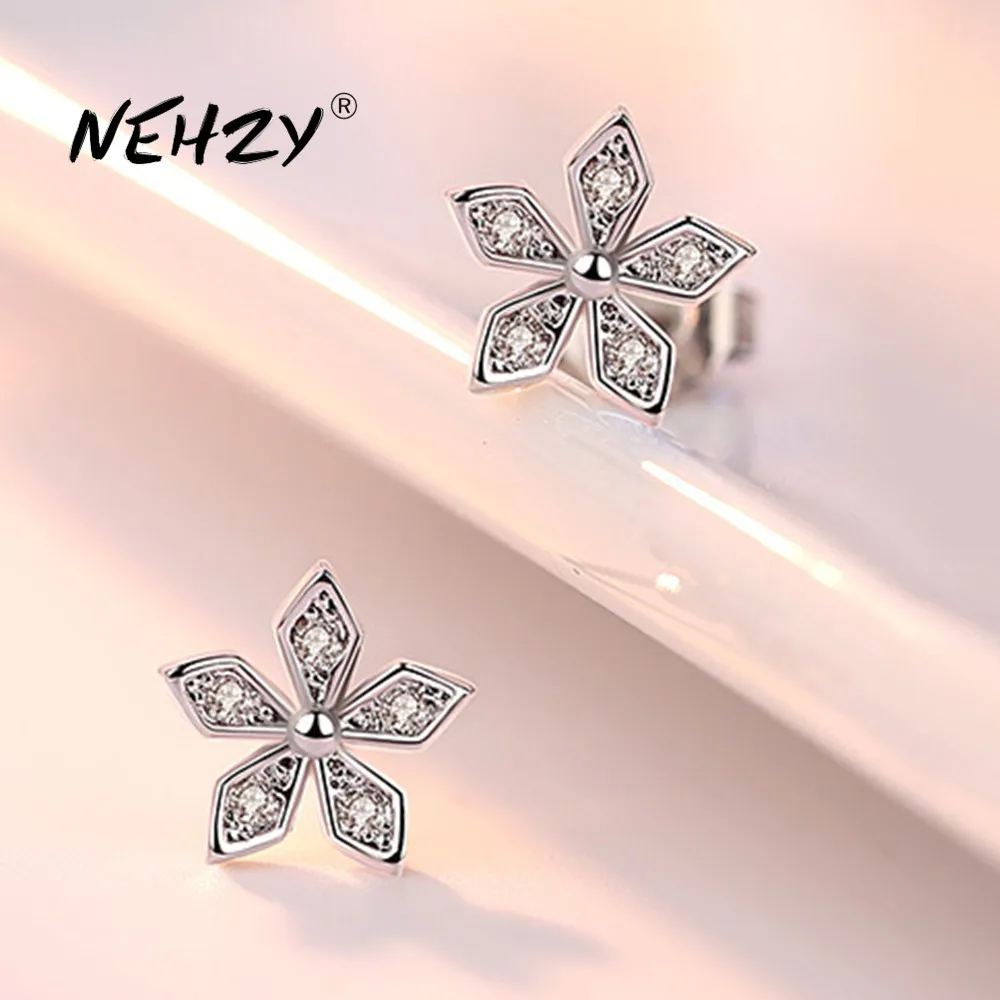 

Женские серьги-гвоздики из серебра пробы с фианитами