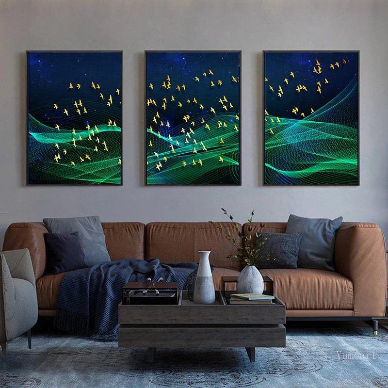 Картина на холсте с зеленой сеткой и золотыми птицами в скандинавском стиле