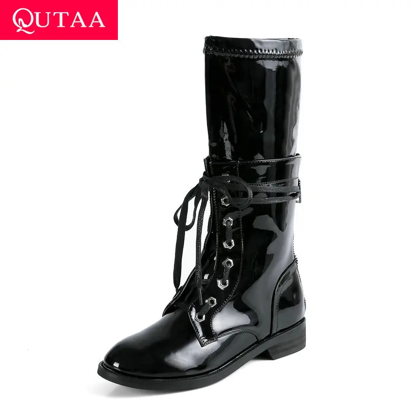 QUTAA/2020 модные ботинки до середины икры из лакированной искусственной кожи на