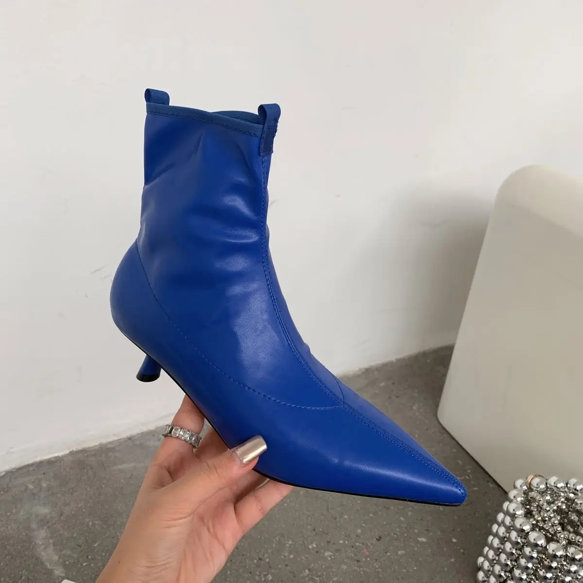 

Остроносые ботинки, женские зимние ботинки челси, пуанты на среднем каблуке 2021, резиновые, рок ботильоны, осенняя Женская ткань, флок, микроф...