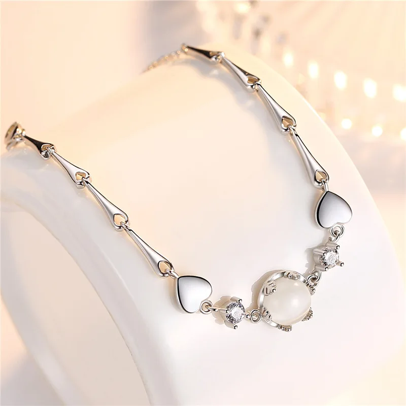 Браслет женский из серебра 925 пробы инкрустированный цирконием в форме сердца