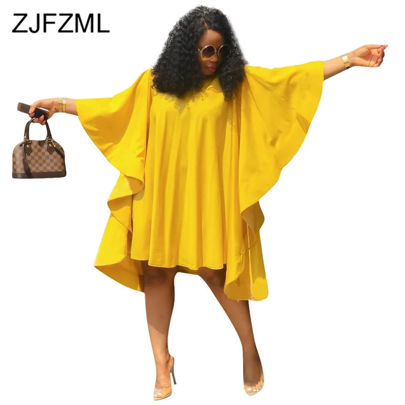 Женское свободное платье с оборками желтое средней длины круглым вырезом и