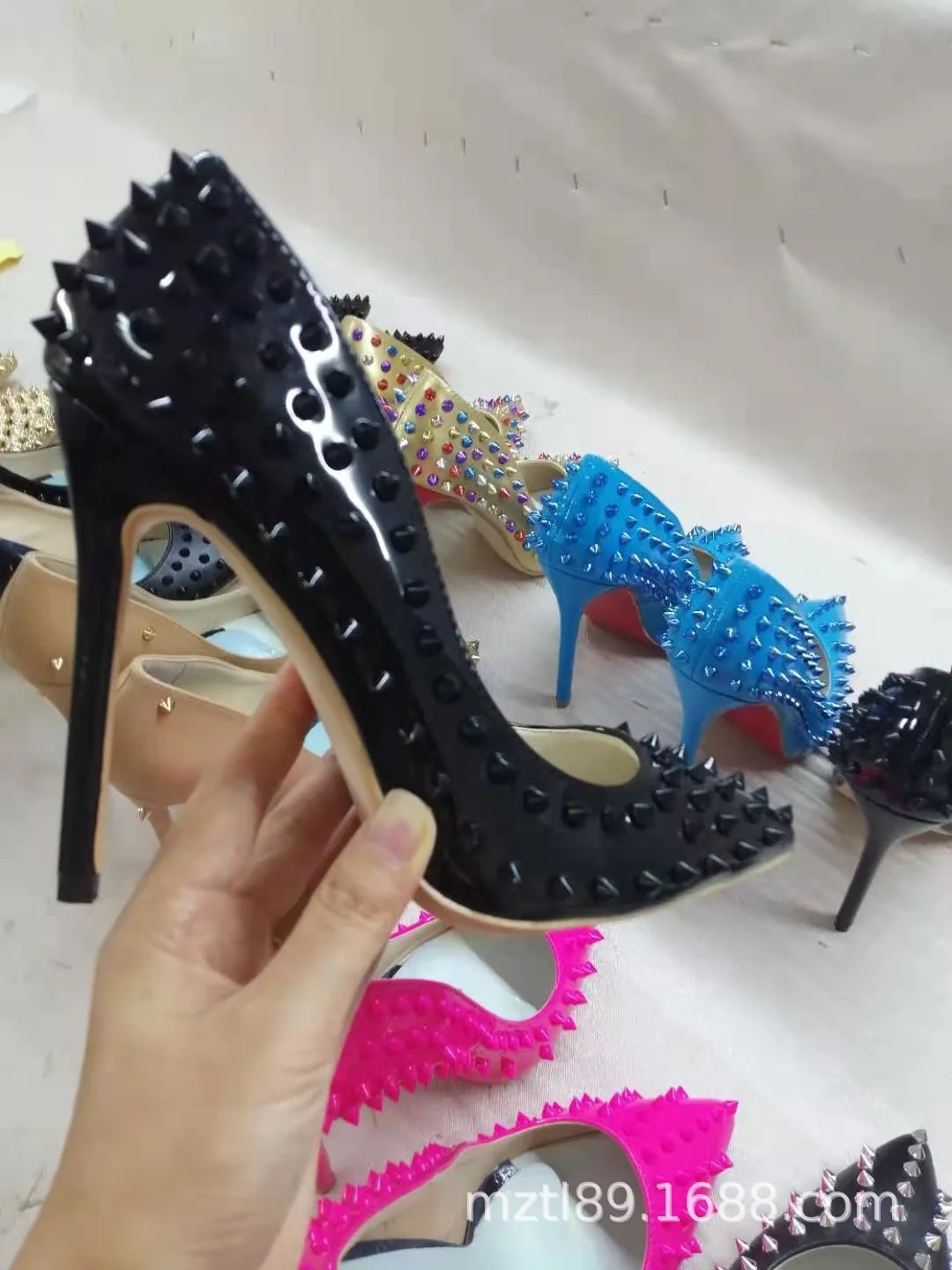 

Wind new rivet pointed high heel women's fashion single shoes thin heel patent leather green nailing shallow mouth women's shoes