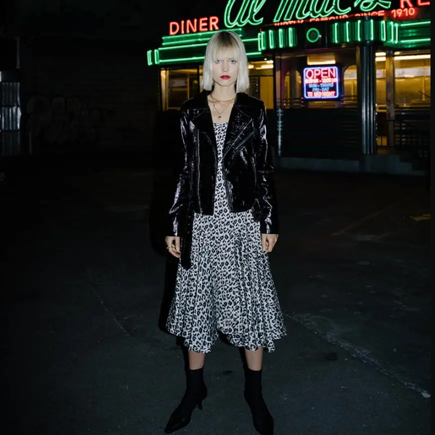 Мотоциклетная блестящая кожаная куртка Женская Весенняя новая глянцевая из