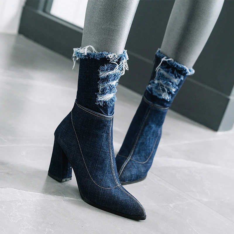 

WETKISS/женские сапоги из джинсовой ткани На высоких толстых каблуках женские ботинки с круглыми ботильоны 2020 новые модные дамские туфли с зао...