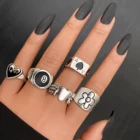 Женское кольцо-цепочка с цветами и змеей