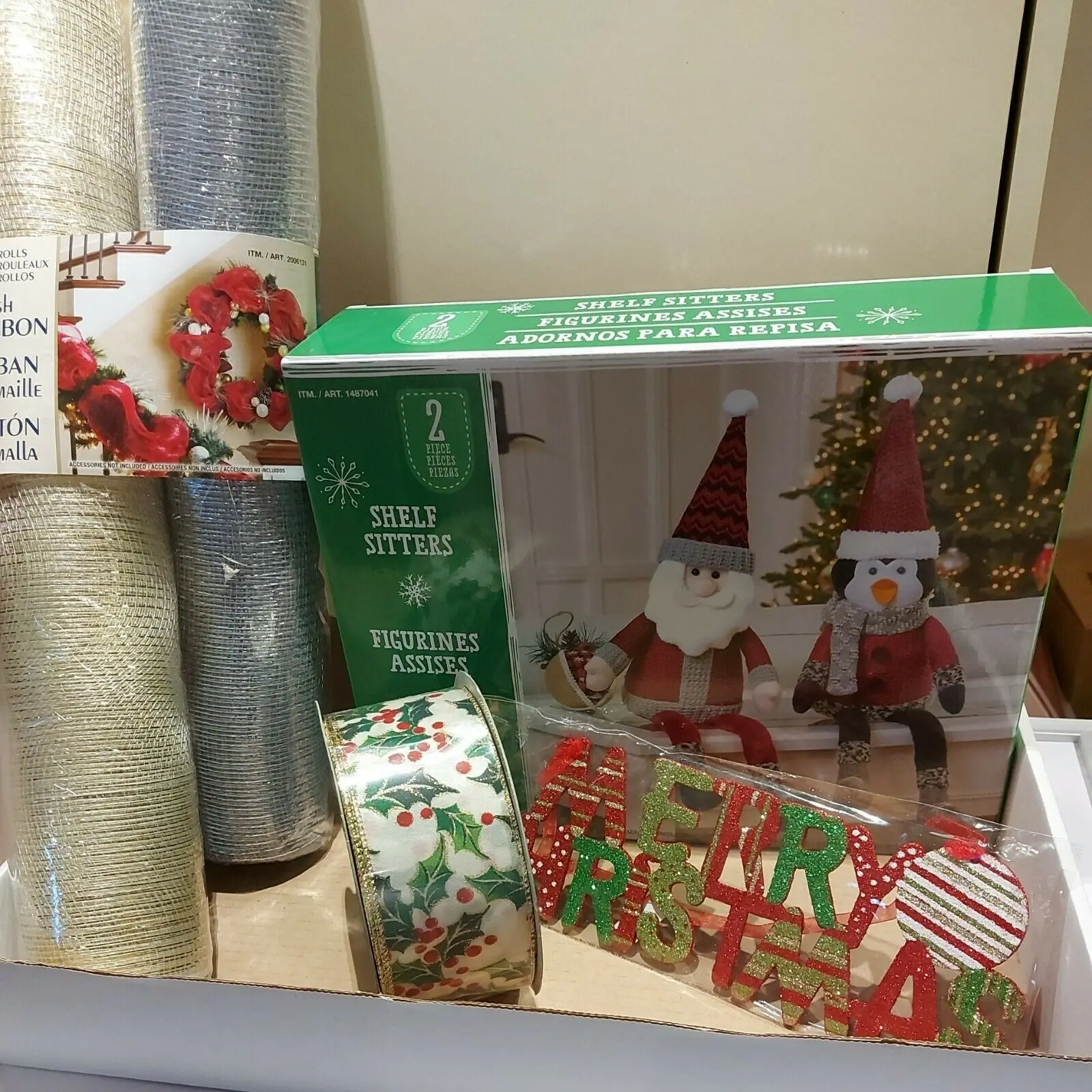 

Красная рождественская декоративная коробка, сетчатая подставка с лентой, плюшевая полка