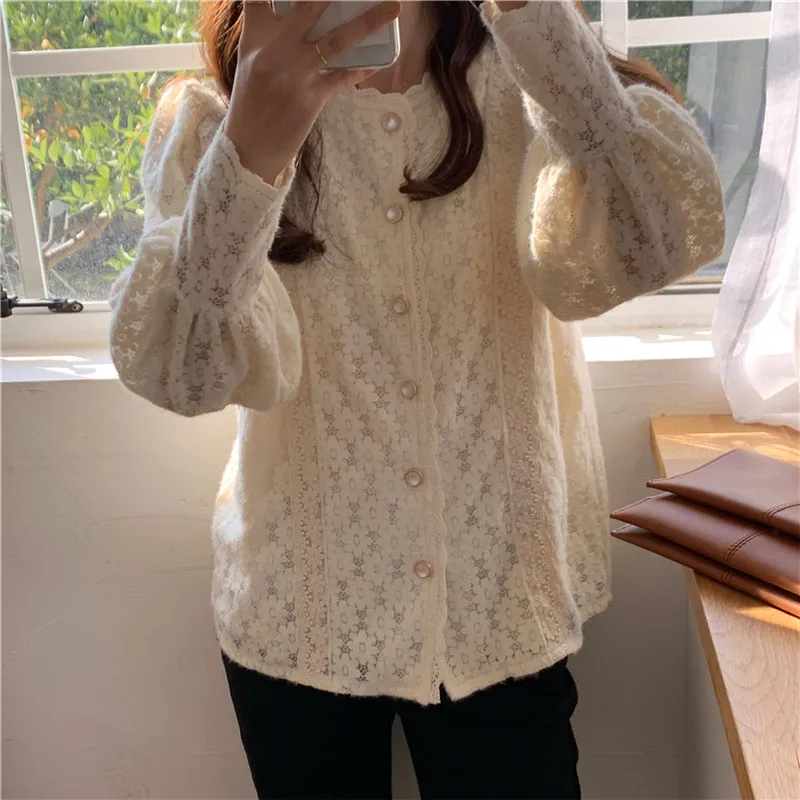 

RUGOD 2021 French gentle brushed stitching lace round neck lace flower shirt top