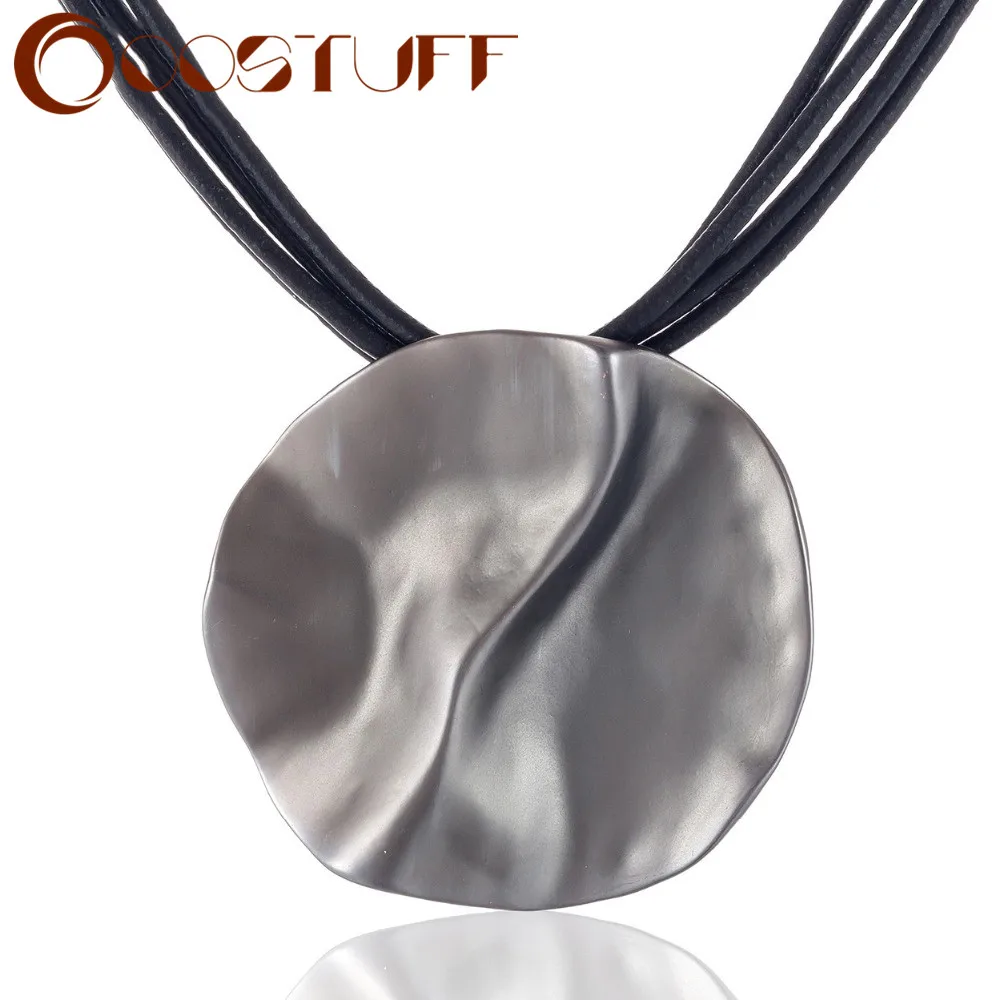 

Ожерелье-чокер женское из черной кожи с серыми подвесками