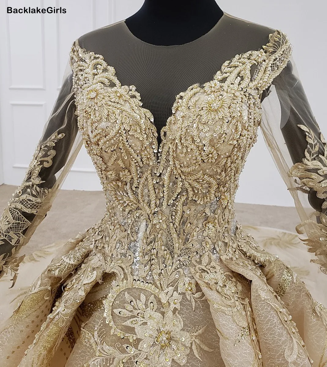 Свадебные платья цвета шампанского золотистого со шлейфом с круглым вырезом