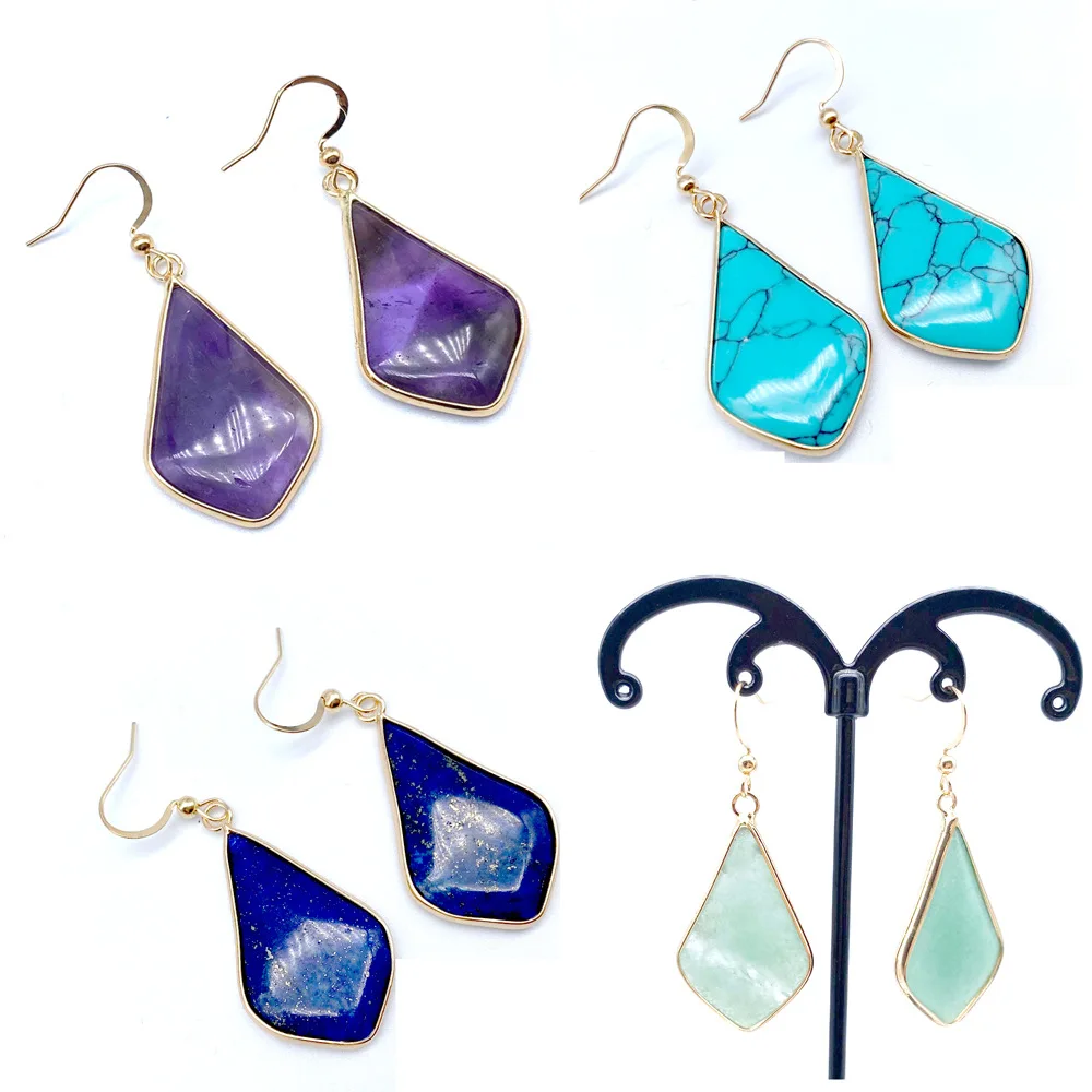 

Женские серьги-подвески с ромбовидными камнями