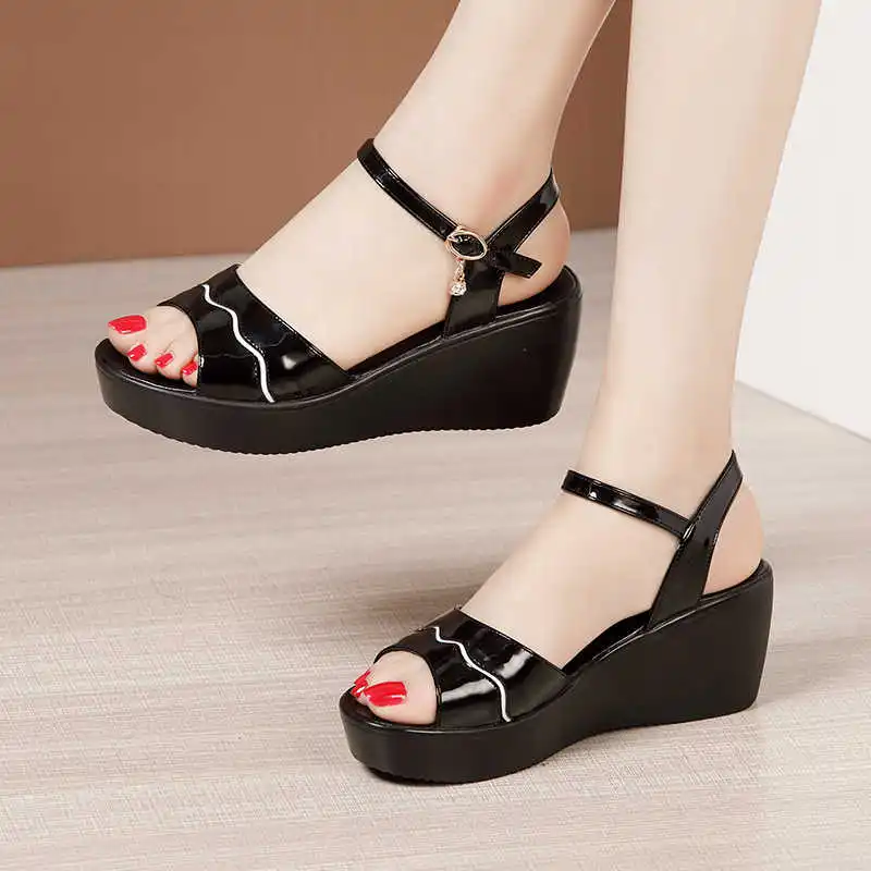 

Slope heel middle heel sandals women's soft soles 2021 summer new muffin thick soles fashion versatile large patent leather
