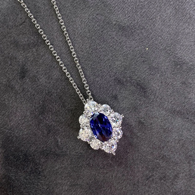 

Драгоценный камень с сапфиром 6*9 мм, серебро 100% пробы