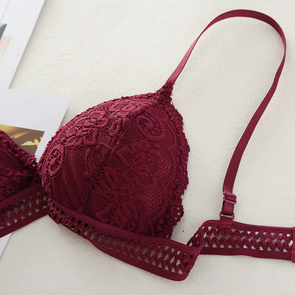Тонкий кружевной бюстгальтер в французском стиле с треугольными чашечками