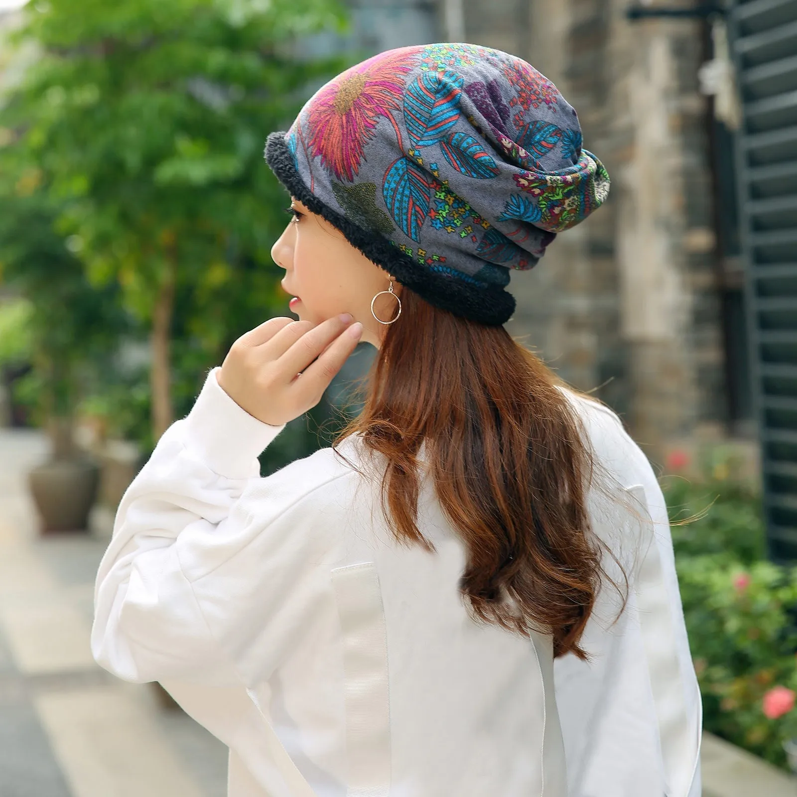 

1PCS Women Cap Casual Style New Style Fashionable Stitching Windproof Outdoor Warm Protection Plush Hat Fast Shipping