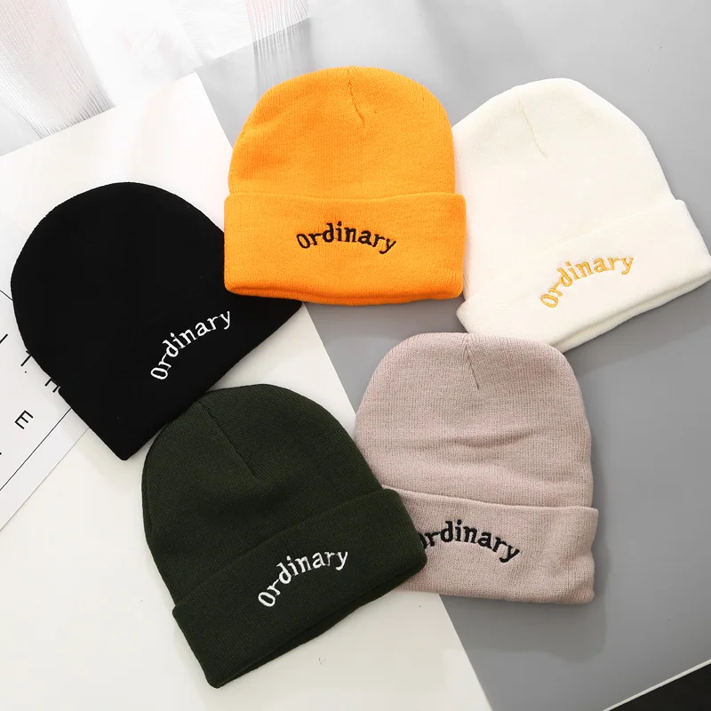 Вязаная шапка с вышитыми буквами для женщин и мужчин однотонная зимняя Осенняя