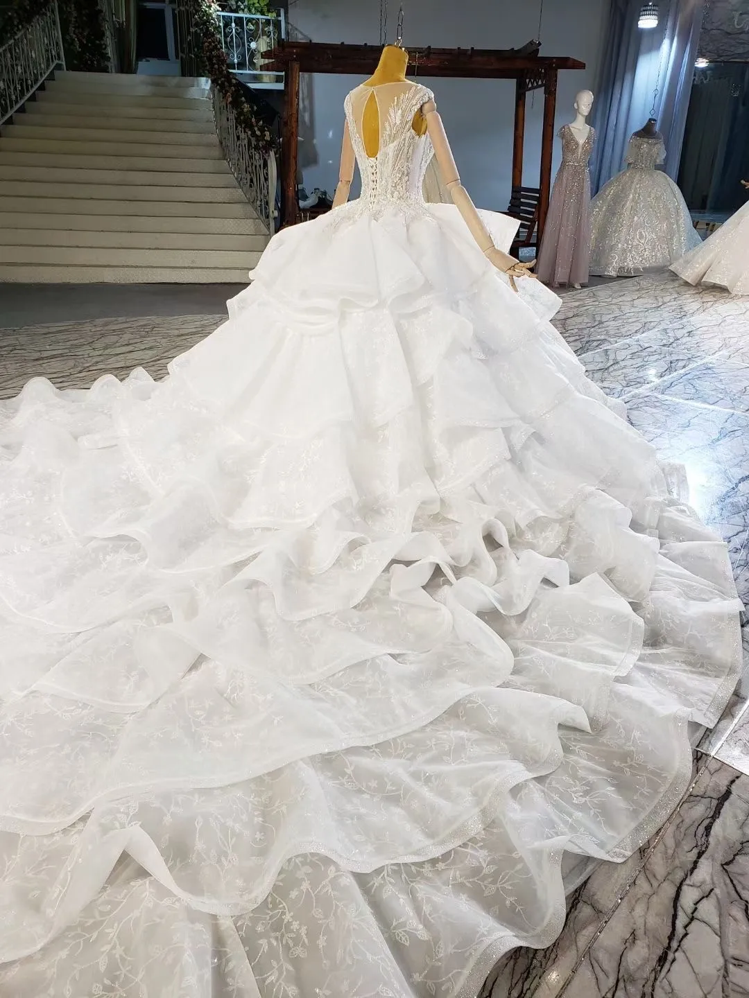 

Luxury Lace Crystals Ball Gown Wedding Dresses Layers Ruffles Skirt Lace Sequined Arabic Vintage Bridal Gowns Robes De Mariee