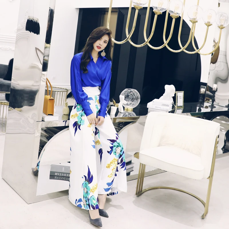 

Женский комплект из рубашки с длинным рукавом и широких брюк с цветочным принтом