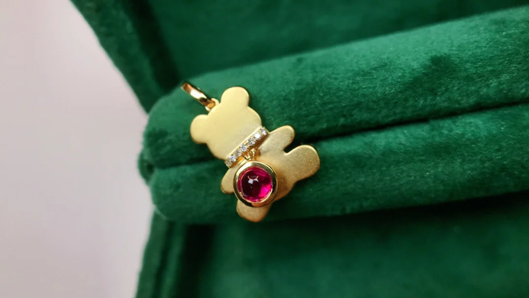 Женское колье из 18-каратного желтого золота с красным Рубином 2994 карата