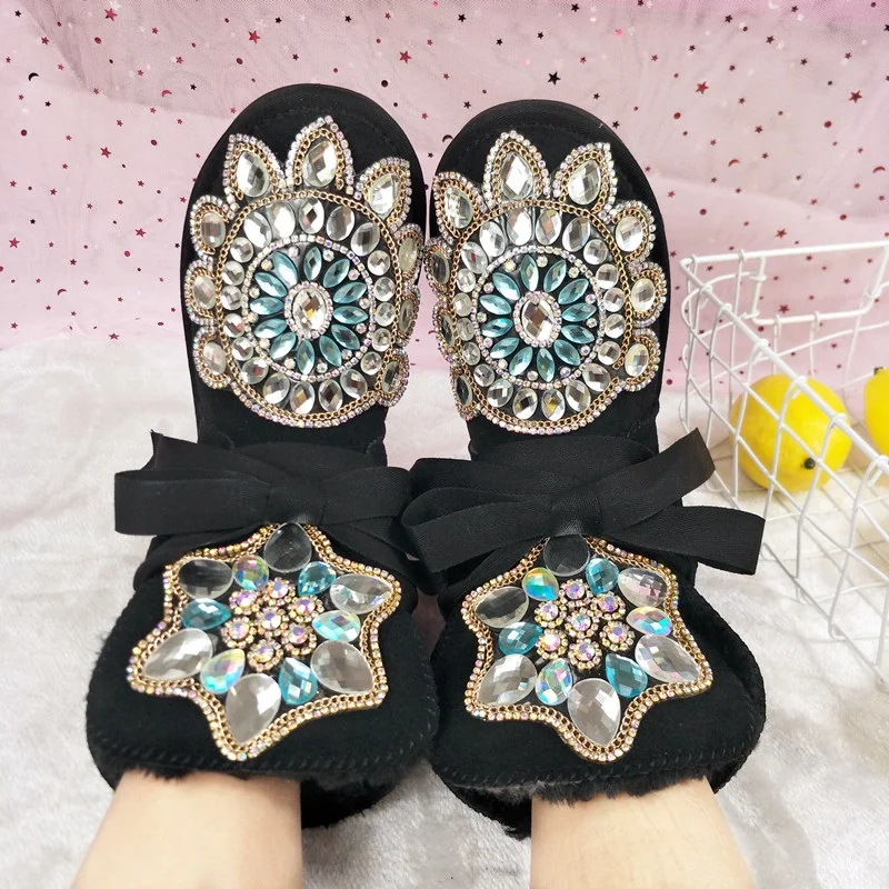 Женские замшевые ботинки со стразами черные на плоской подошве теплая зимняя