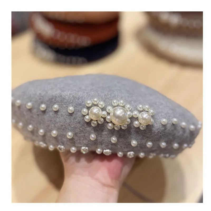 Женский шерстяной берет элегантный винтажный с жемчужинами и надписью теплый