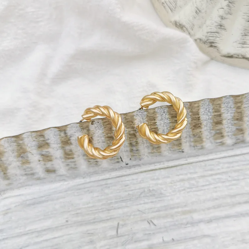 Золотые серьги с металлическим дизайном модные ювелирные изделия маленькие