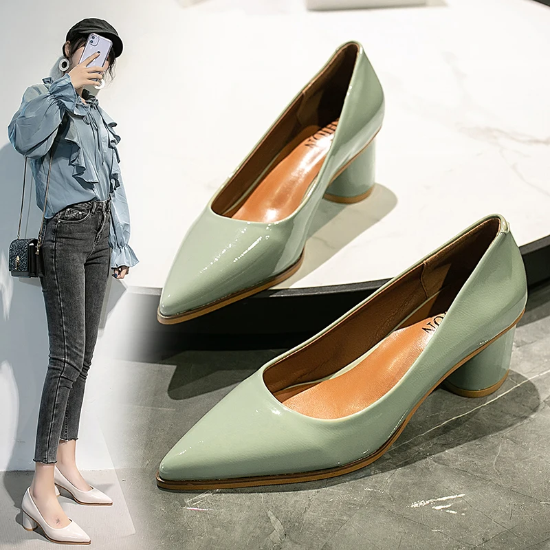 

Туфли женские из лакированной кожи, на среднем каблуке, высокий каблук, заостренный носок, простые однотонные, на весну и осень