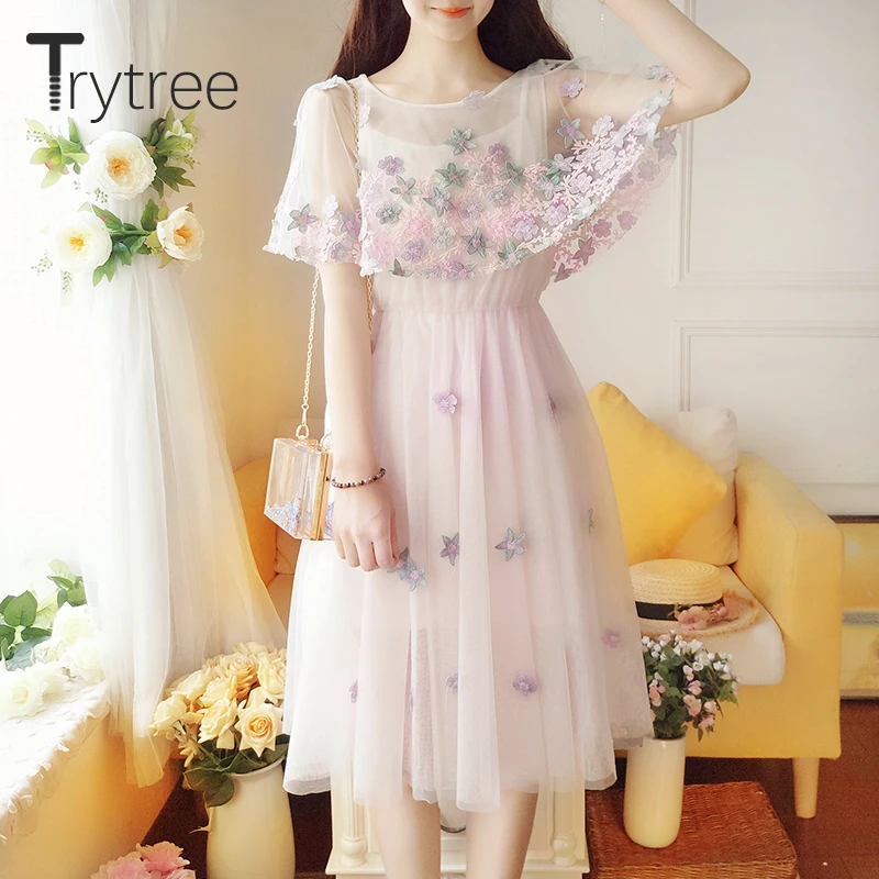 Женское платье-трапеция с круглым вырезом цветочной вышивкой и оборками |