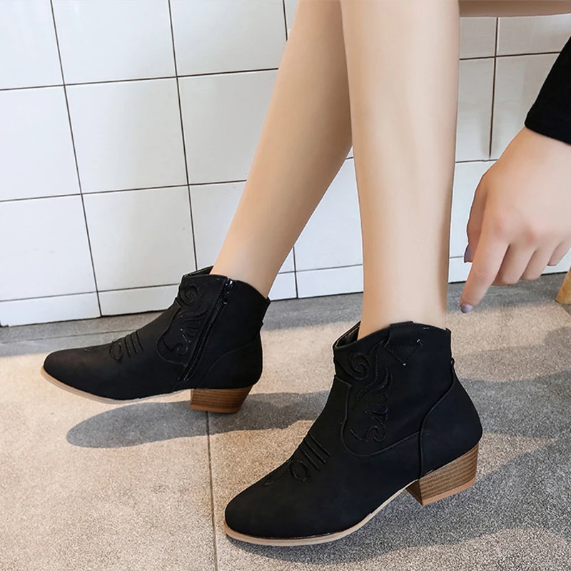 Женские ботильоны с вышивкой Осенняя женская повседневная кожаная обувь на