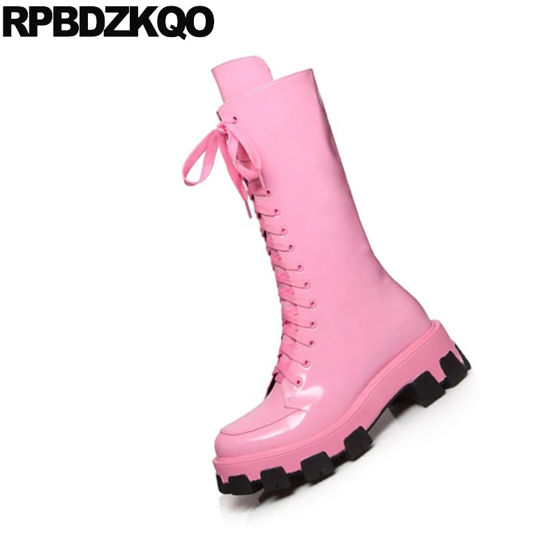 Женские ботинки из лакированной кожи розовые до середины икры на массивном