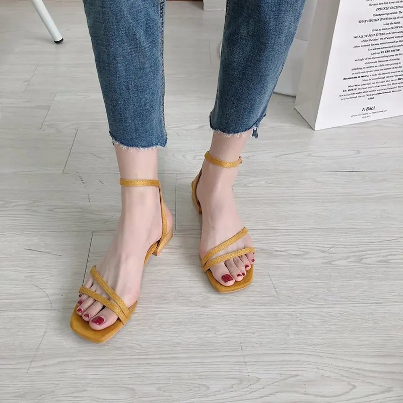 Женские сандалии с открытым носком на среднем каблуке ремешком и пряжкой